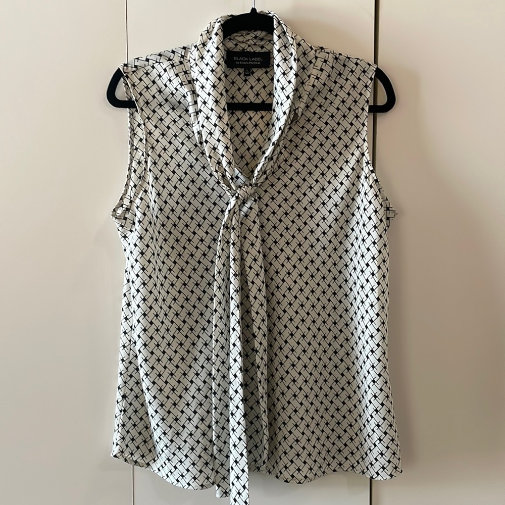 Black label front-tie sleeveless blouse